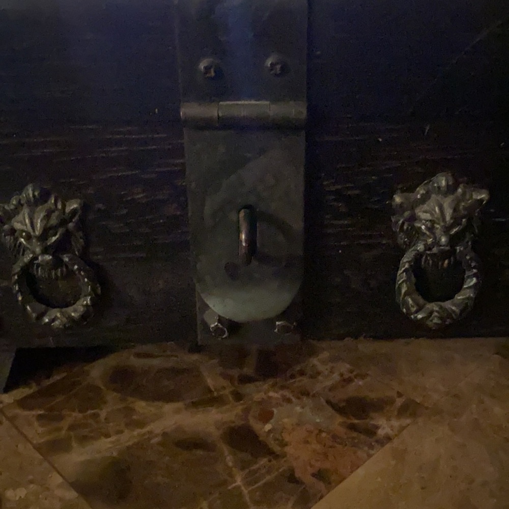 Treasure chest with lions heads LOCKABLE HASP studded metal accents chains JAPAN - Picture 3 of 12